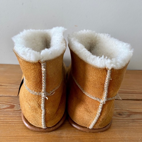 Lanark Sheepskin | Unisex UGG-style Child Slippers Made in Canada - Picture 6 of 6